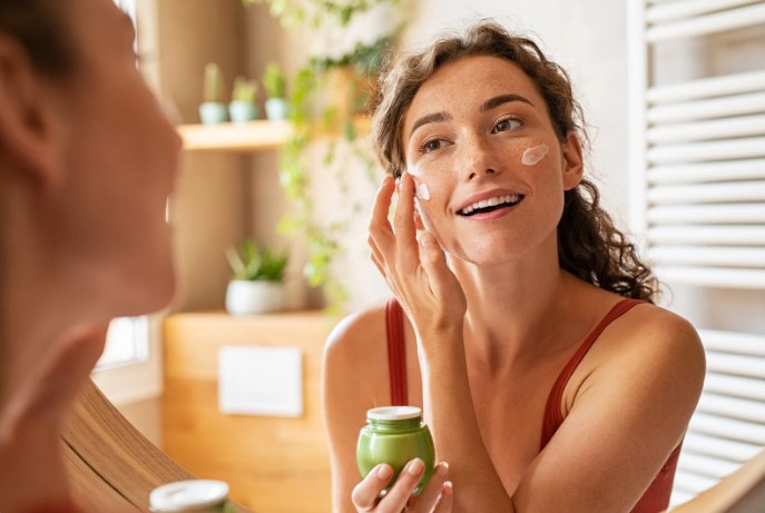 чи потрібен окремий крем для шкіри навколо очей